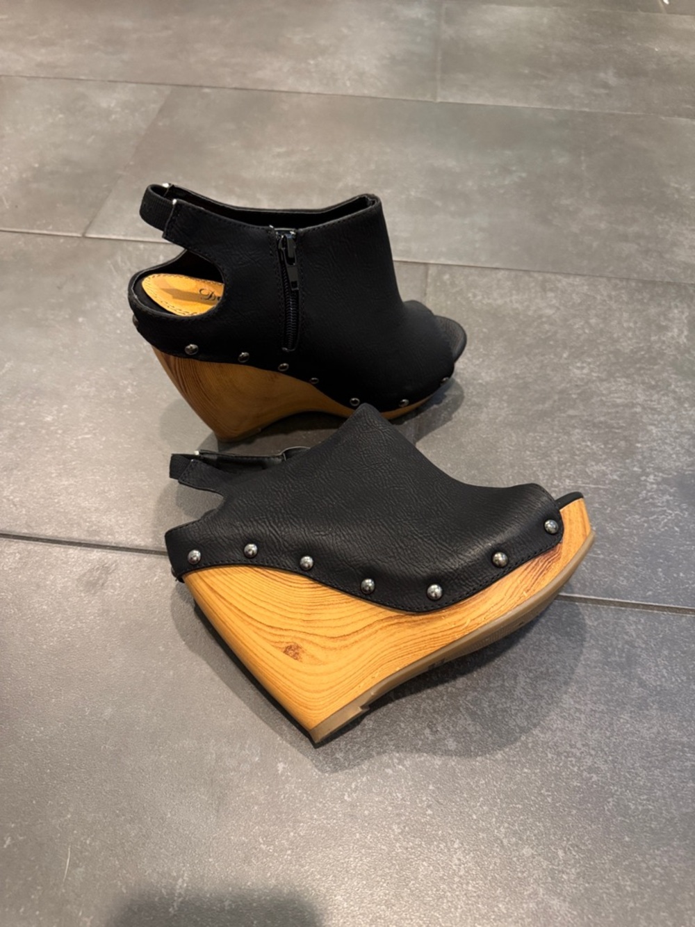 De Blosson Lakers Black Faux Leather Wedge Clog Sandals - Women's 6.5